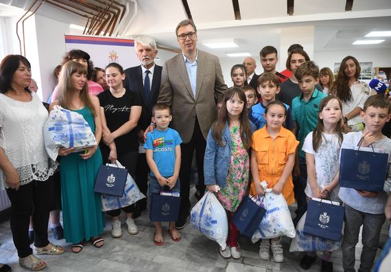 Председник Вучић обишао Центар за азил у Врању