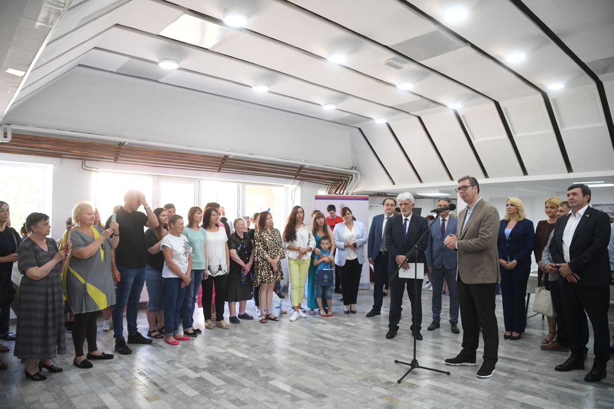 Председник Вучић обишао Центар за азил у Врању