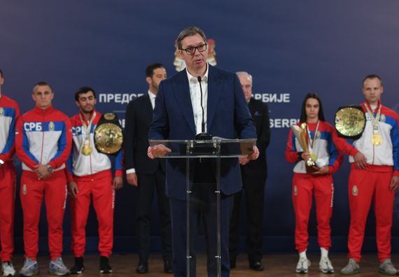 Predsednik Vučić sa osvajačima zlatnih medalja na Evropskom prvenstvu u boksu