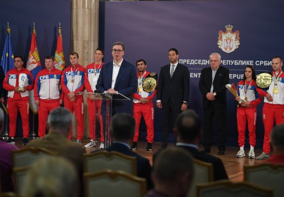 Predsednik Vučić sa osvajačima zlatnih medalja na Evropskom prvenstvu u boksu