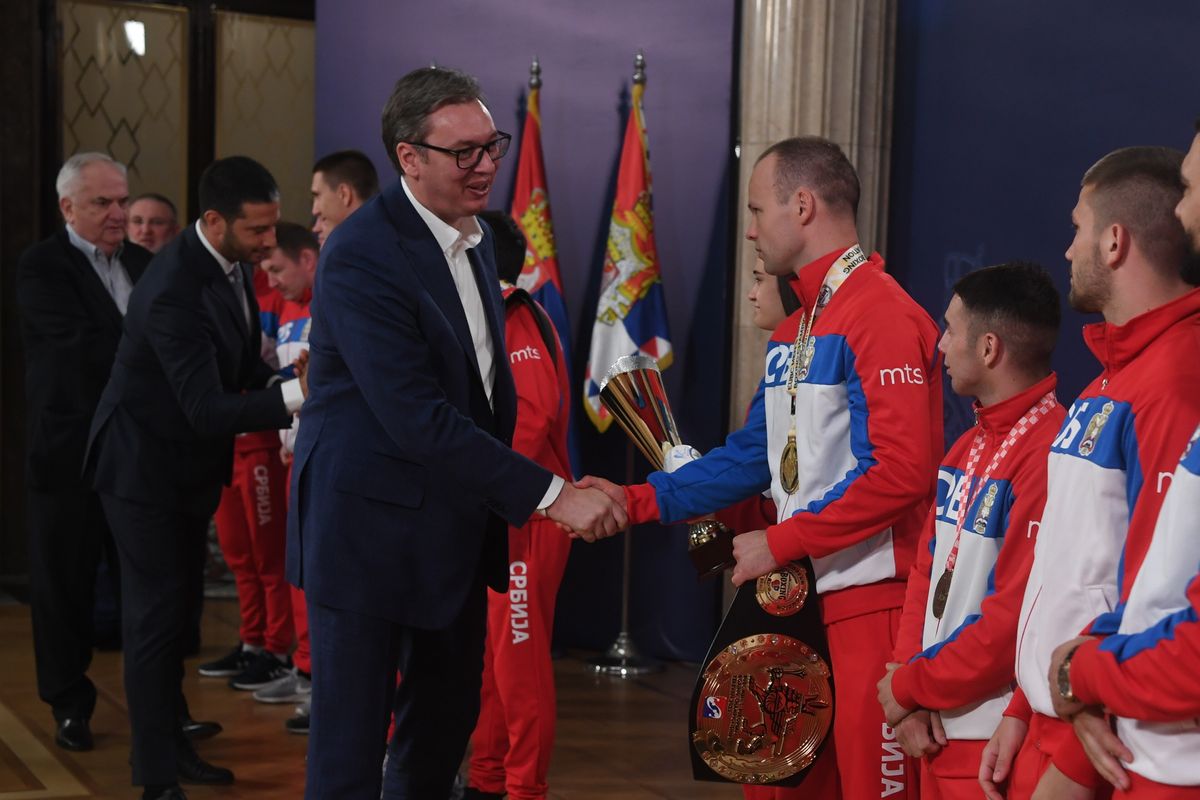 Председник Вучић са освајачима златних медаља на Европском првенству у боксу
