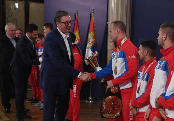 Predsednik Vučić sa osvajačima zlatnih medalja na Evropskom prvenstvu u boksu