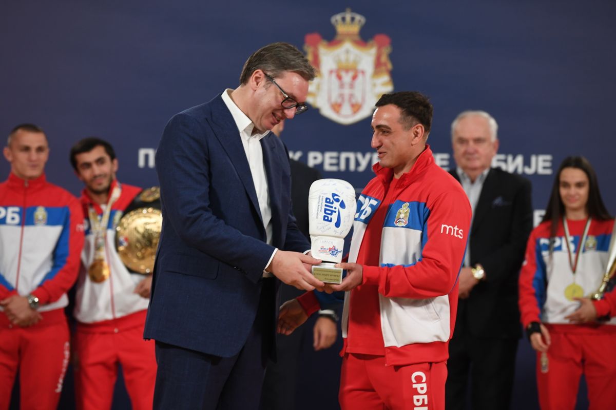 Председник Вучић са освајачима златних медаља на Европском првенству у боксу