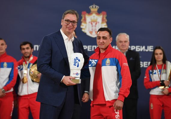 Predsednik Vučić sa osvajačima zlatnih medalja na Evropskom prvenstvu u boksu