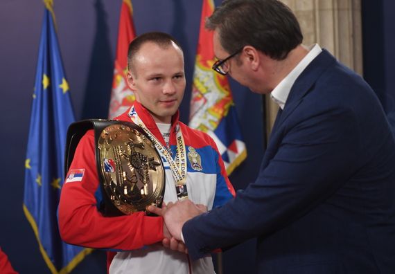 Predsednik Vučić sa osvajačima zlatnih medalja na Evropskom prvenstvu u boksu