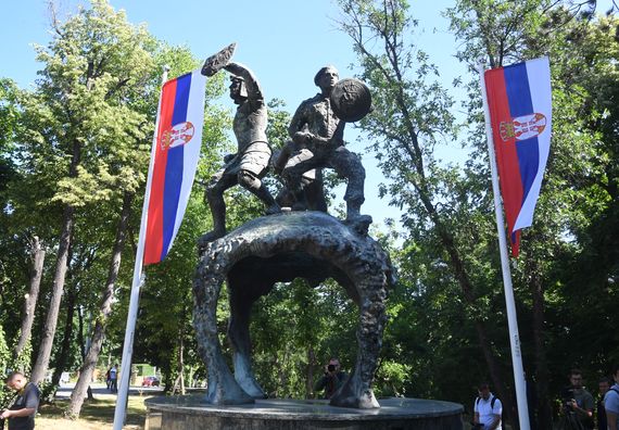 Predsednik Vučić položio venac na Spomenik junacima sa Košara