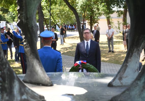Predsednik Vučić položio venac na Spomenik junacima sa Košara