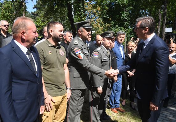 Председник Вучић положио венац на Споменик јунацима са Кошара