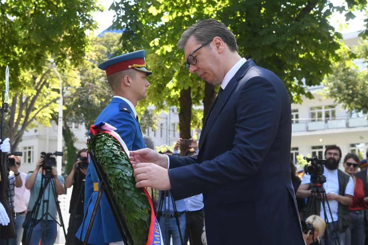 Председник Вучић положио венац на Споменик јунацима са Кошара