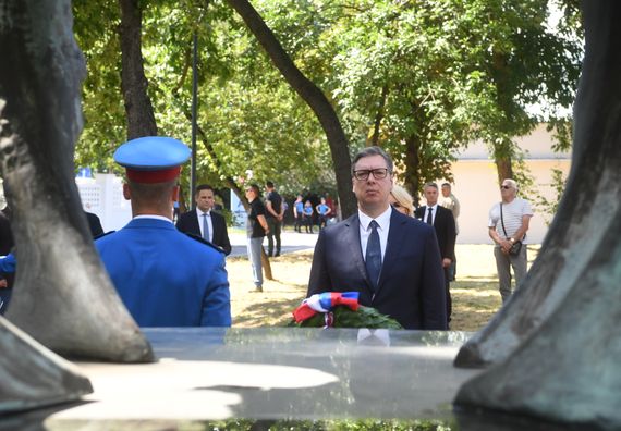 Predsednik Vučić položio venac na Spomenik junacima sa Košara