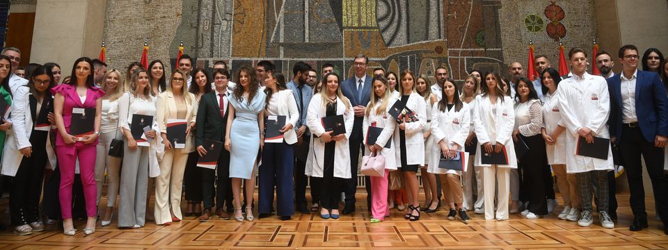 Председник Вучић са најбољим дипломцима медицинских факултета и средњих медицинских школа у Србији