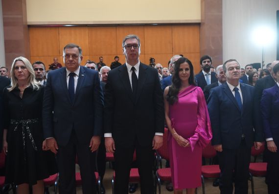 Predsednik Vučić uručio vidovdanska odlikovanja zaslužnim pojedincima i institucijama