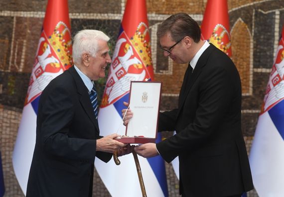 Председник Вучић уручиo видовданска одликовања заслужним појединцима и институцијама