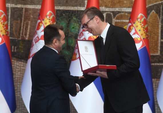 Predsednik Vučić uručio vidovdanska odlikovanja zaslužnim pojedincima i institucijama