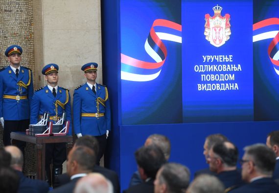 Председник Вучић уручиo видовданска одликовања заслужним појединцима и институцијама