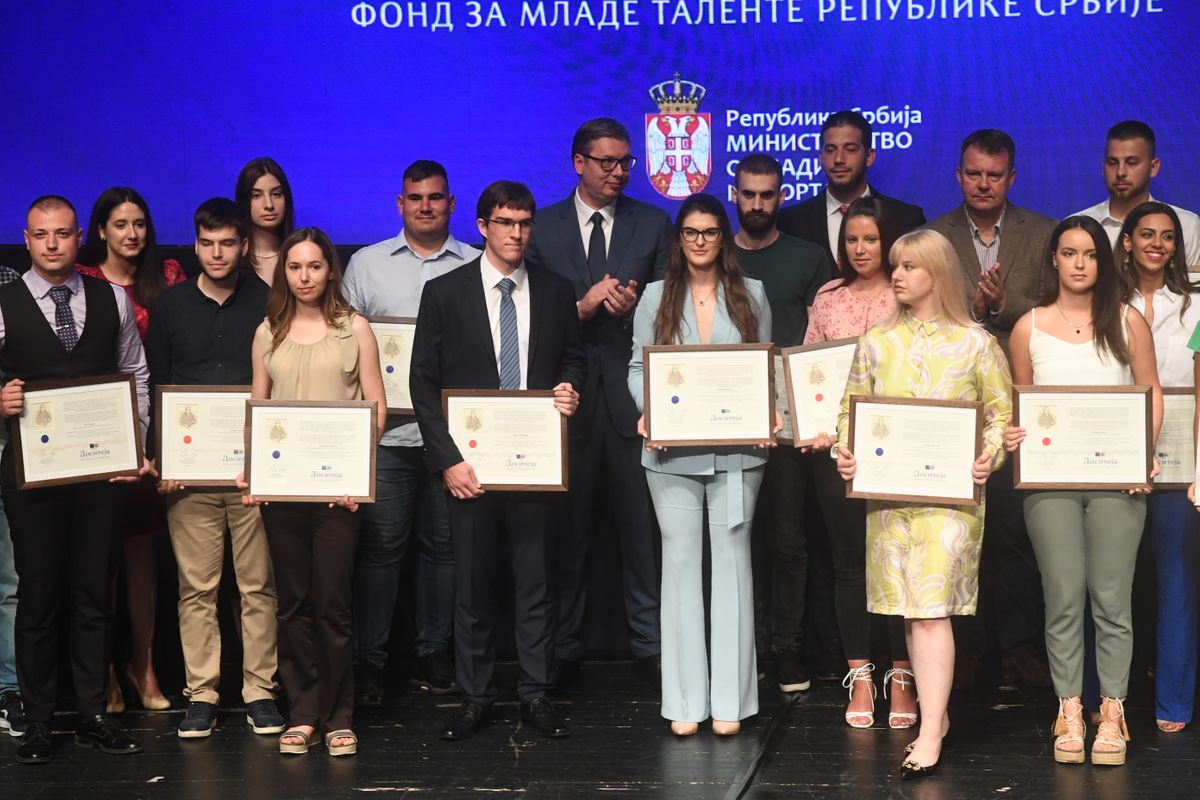 Predsednik Vučić prisustvovao svečanoj dodeli stipendija 