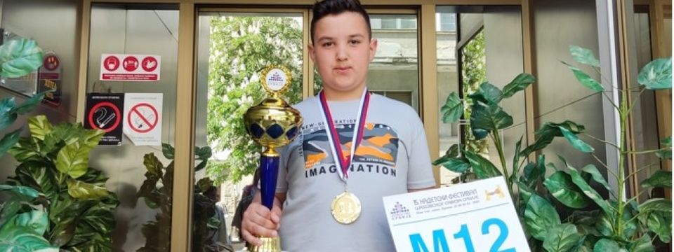 Desetogodišnji Nišlija na šahovskom pobedničkom postolju