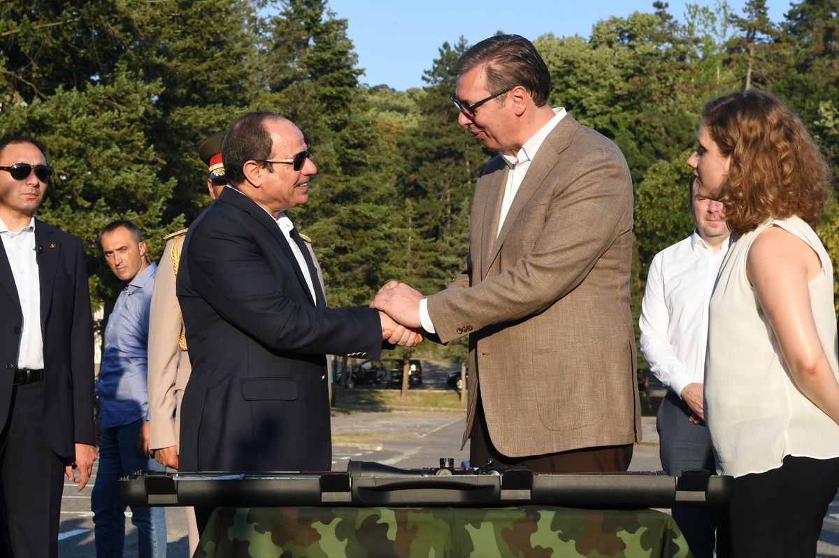 Predsednik Republike Srbije i predsednik Arapske Republike Egipat prisustvovali prikazu sredstava naoružanja i vojne opreme