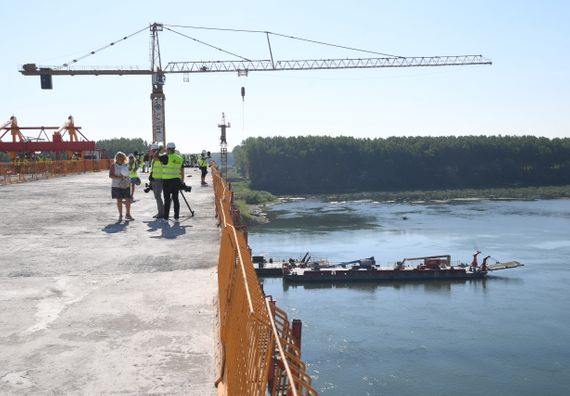 Председник Вучић присусуствовао спајању моста на Сави