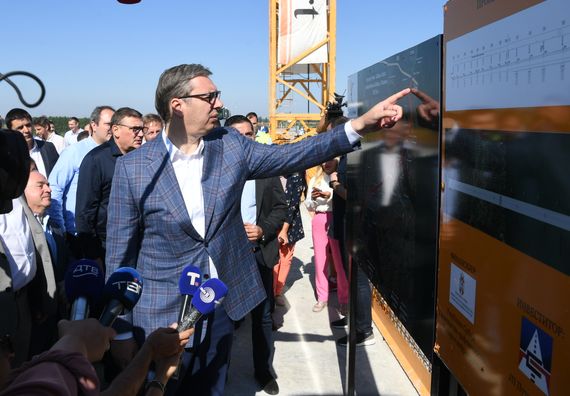 Председник Вучић присусуствовао спајању моста на Сави