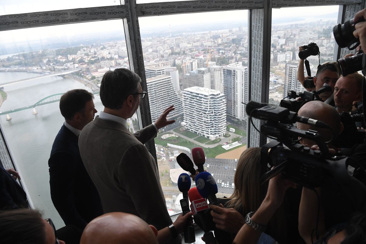 Predsednik Vučić obišao završne radove na Kuli Beograd