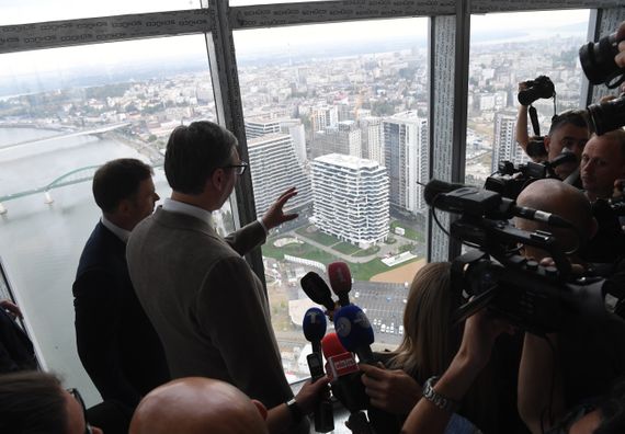 Predsednik Vučić obišao završne radove na Kuli Beograd