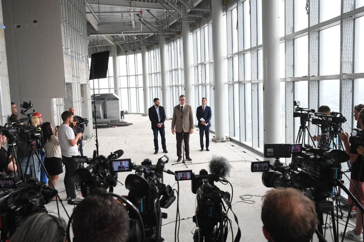 Predsednik Vučić obišao završne radove na Kuli Beograd