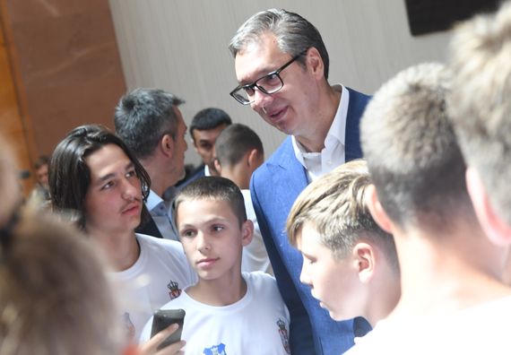 Predsednik Vučić sa mladim sportistima sa KiM, iz Republike Srpske i dijaspore