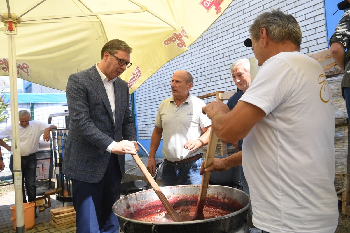 Predsednik Vučić prisustvovao otvaranju Sajma šljiva u Osečini