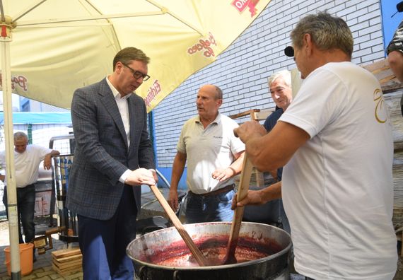 Predsednik Vučić prisustvovao otvaranju Sajma šljiva u Osečini
