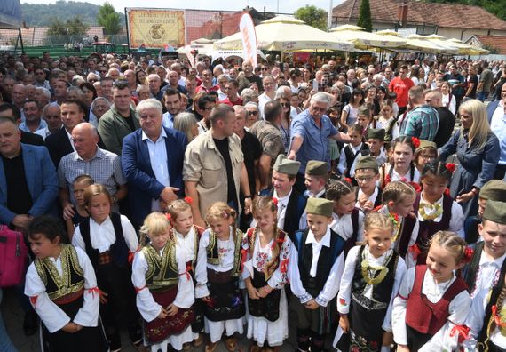 Predsednik Vučić prisustvovao otvaranju Sajma šljiva u Osečini