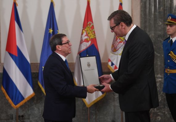 Predsednik Vučić uručio Orden srpske zastave prvog stepena ministru spoljnih poslova Republike Kube