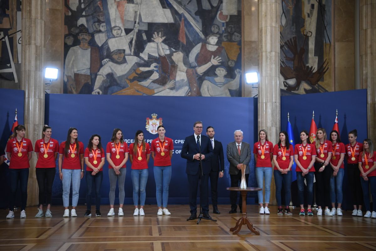 Predsednik Vučić sa ženskom odbojkaškom reprezentacijom Srbije