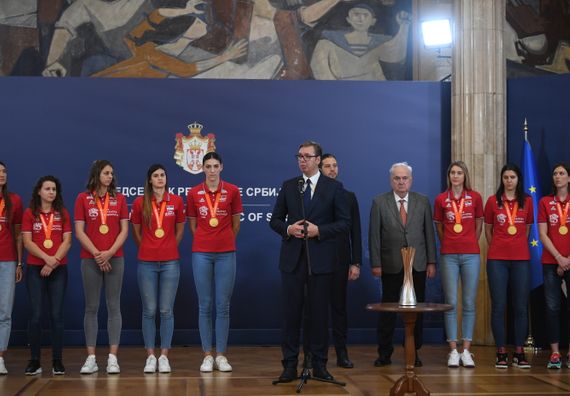 Predsednik Vučić sa ženskom odbojkaškom reprezentacijom Srbije