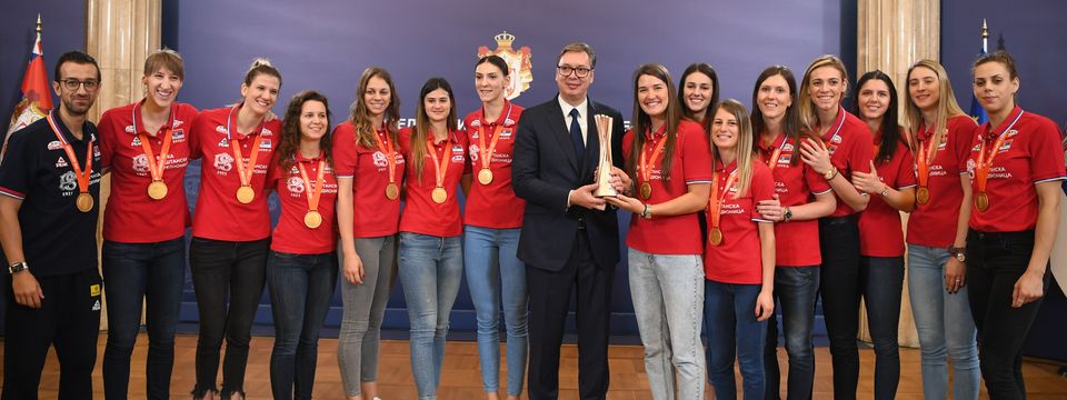 Председник Вучић са женском одбојкашком репрезентацијом Србије