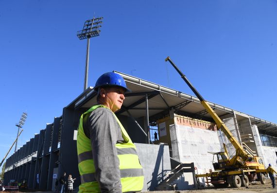 Predsednik Vučić obišao radove na izgradnji novog Gradskog stadiona u Leskovcu