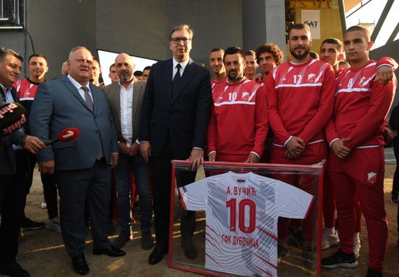 Predsednik Vučić obišao radove na izgradnji novog Gradskog stadiona u Leskovcu