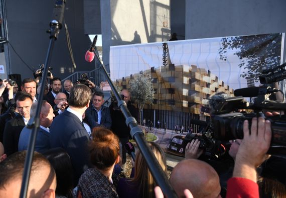 Predsednik Vučić obišao radove na izgradnji novog Gradskog stadiona u Leskovcu