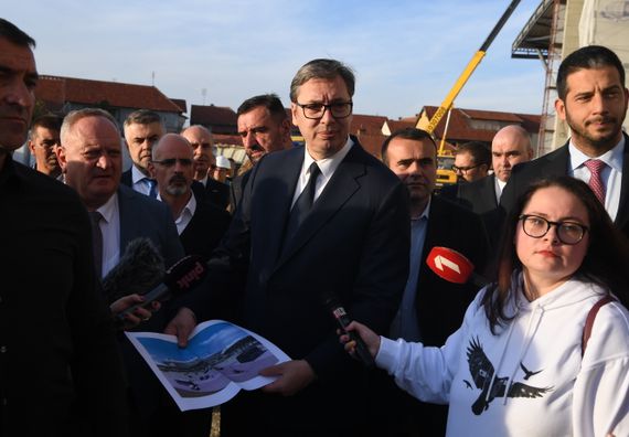 Predsednik Vučić obišao radove na izgradnji novog Gradskog stadiona u Leskovcu