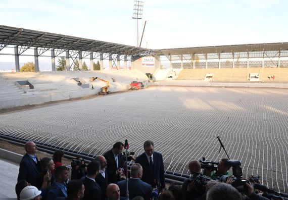 Predsednik Vučić obišao radove na izgradnji novog Gradskog stadiona u Leskovcu