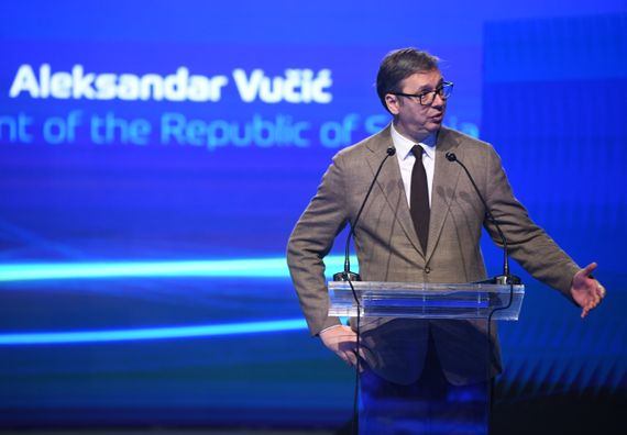 Predsednik Vučić obišao radove na izgradnji druge fabrike kompanije 