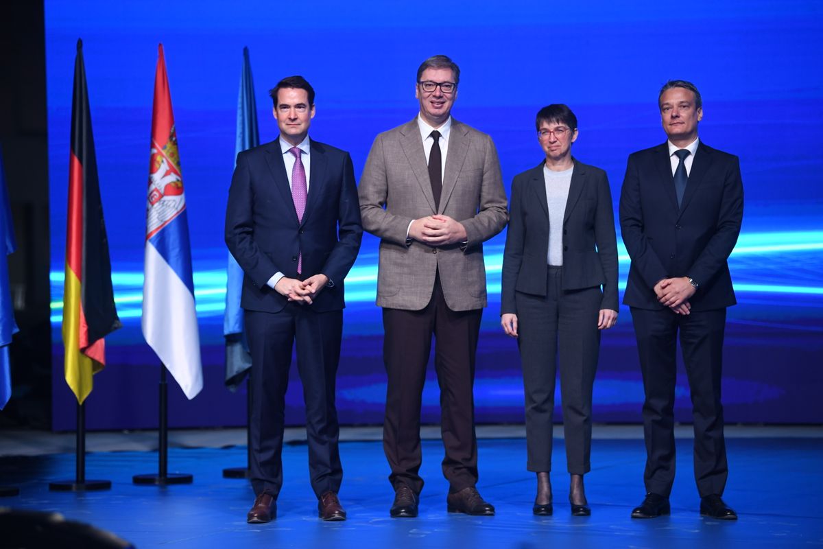 Predsednik Vučić obišao radove na izgradnji druge fabrike kompanije 