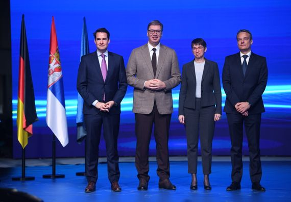 Predsednik Vučić obišao radove na izgradnji druge fabrike kompanije 