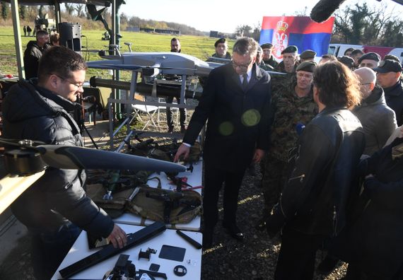 Председник Вучић присуствовао приказу способности копнених и ваздухопловних беспосадних платформи