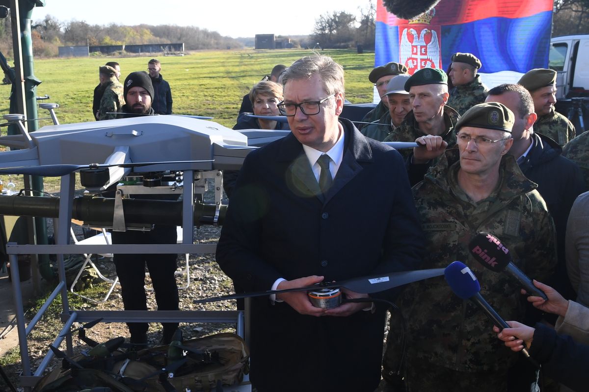 Председник Вучић присуствовао приказу способности копнених и ваздухопловних беспосадних платформи