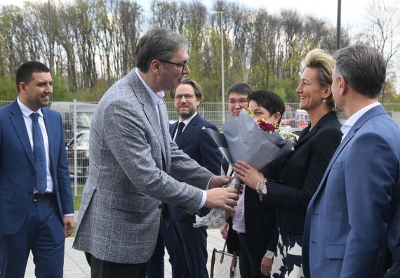 Predsednik Vučić prisustvovao ceremoniji otvaranja fabrike 