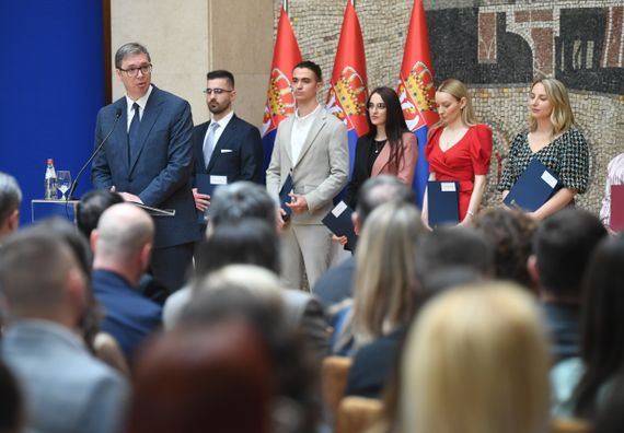Уручење уговора о запослењу најуспешнијим дипломцима свих медицинских факултета и средњих медицинских школа у Србији