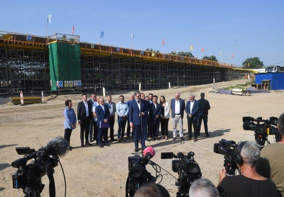 Predsednik Vučić obišao radove na izgradnji brze saobraćajnice od petlje Požarevac, preko Velikog Gradišta do opštine Golubac