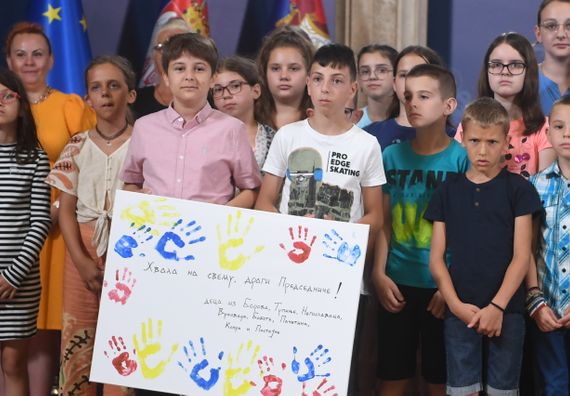 Председник Вучић са децом из региона