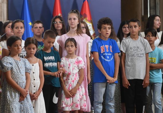 Predsednik Vučić sa decom iz regiona
